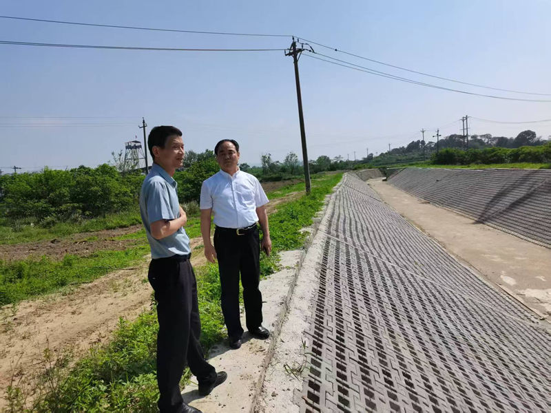 <a href="./xwzx/gzdt/202505/t20250501_701139.html">五一我在岗：张友来带队检查地质灾害点安全</a>